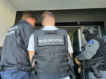 Operacioni “White Star”: Pesë të arrestuar, sekuestrohen armë, drogë, mijëra euro dhe 10 automjete