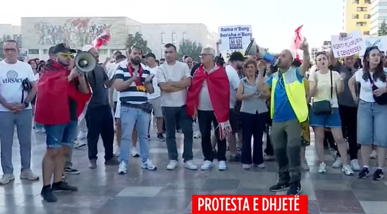 Dita e 10-të e protestës në Tiranë, aktivistët dhe qytetarët mblidhen para Kryeministrisë