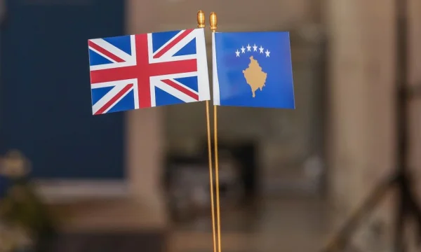Britania paralajmëron Kosovën: Bllokada rrezikon mbështetjen ndërkombëtare