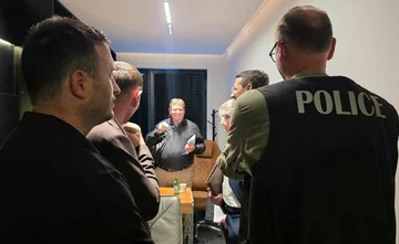 “Europol” e FBI zbarkuan në Kosovë: Tetë të arrestuar në dy aksione të ndara