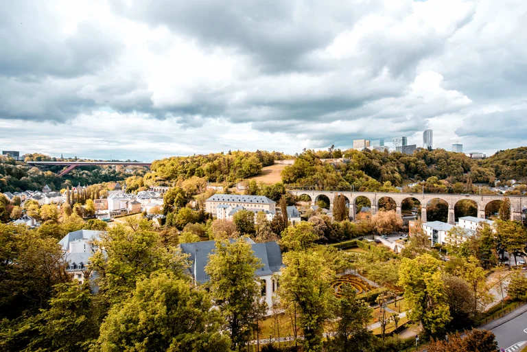 Rezervo me PrishtinaTicket, fluturo pa ndalesa drejt Luksemburgut nga Prishtina
