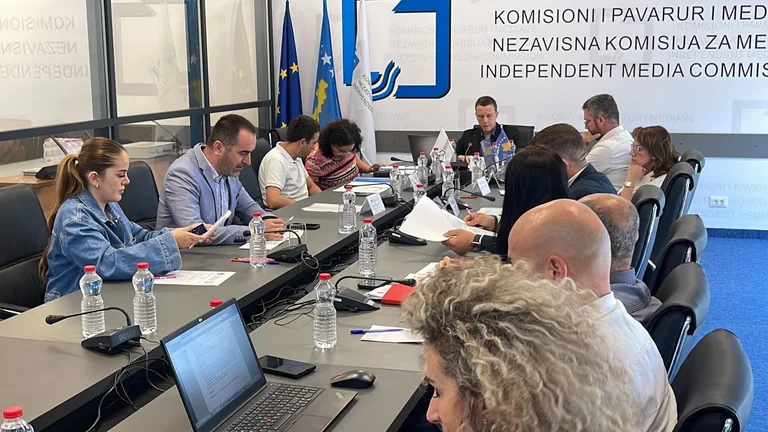 KMSHK reagon ashpër ndaj KPM-së: Dënojmë fuqishëm deklarimin për mbylljen e “Debat Plusit”