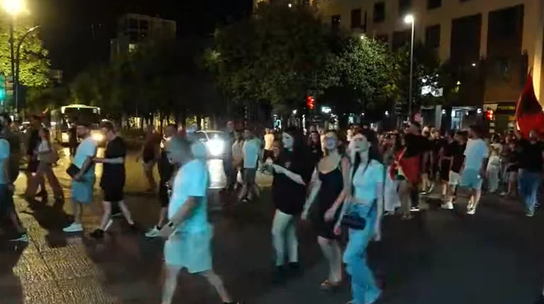 Giorno 11 delle proteste: i cittadini marciano verso il Primo Ministro, chiedono la partenza di Edi Rama