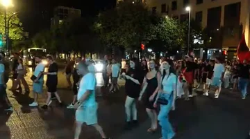 11 de les protestes: Els ciutadans van cap al primer ministre, demanen la sortida d'Edi Rama
