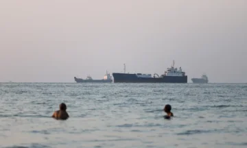 Irani thotë se është mbyllur Ngushtica e Hormuzit, paralajmëron sulme ndaj anijeve që tentojnë të kalojnë