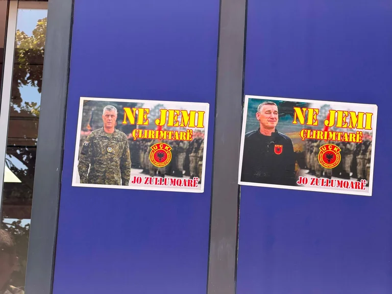 “Ne jemi çlirimtarë, jo zullumqarë” – veterani i UÇK-së vendos postera para Qeverisë