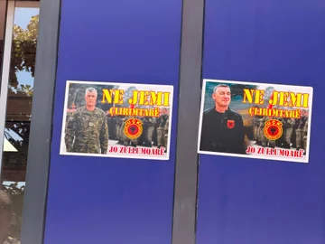 “Ne jemi çlirimtarë, jo zullumqarë” – veterani i UÇK-së vendos postera para Qeverisë