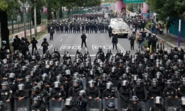 Qindra policë vendosen në Mexico City para hapjes së Kupës së Botës