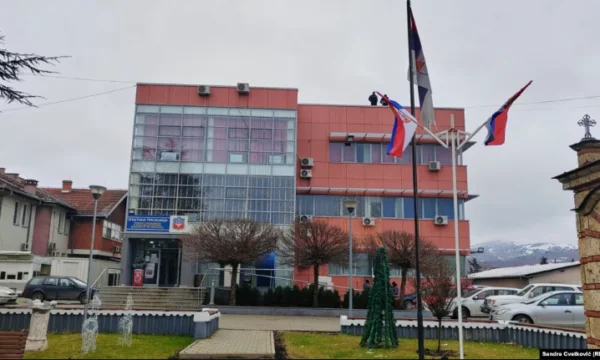 Lirohen nga paraburgimi drejtorët e institucioneve serbe në Kosovë