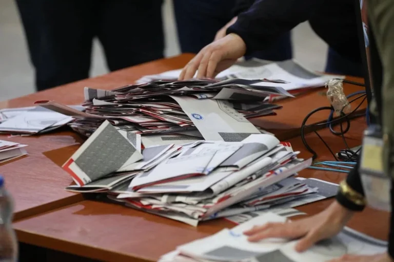 Fillon numërimi i votave nga përfaqësitë diplomatike
