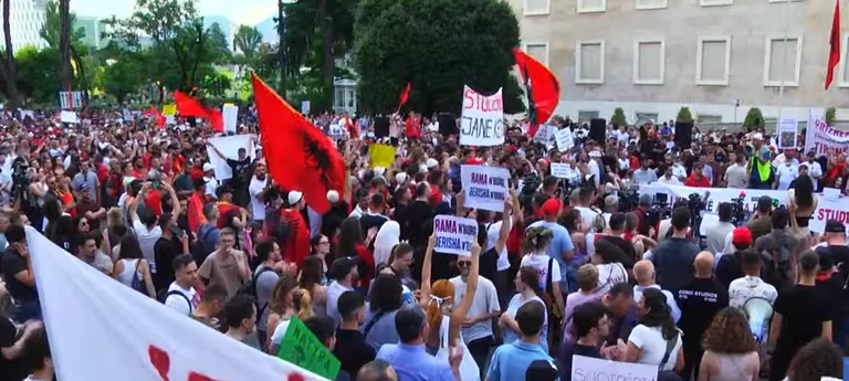 Dita e 12-të e protestave në Tiranë, qytetarët kërkojnë dorëheqjen e Edi Ramës