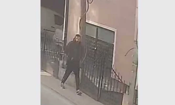 Kush e njeh këtë person, lajmërojeni policinë