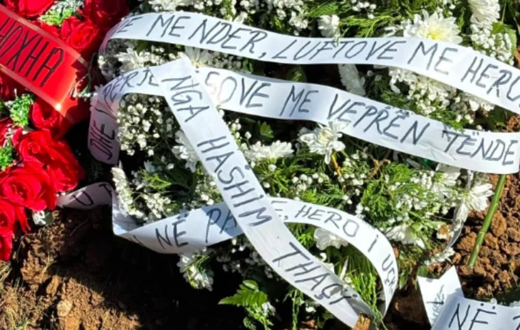‘‘U përjetësove me veprën tënde’’, Kurora e Hashim Thaçit mbi varrin e Sahit Jasharit: U prehsh në paqe, hero i UÇK-së