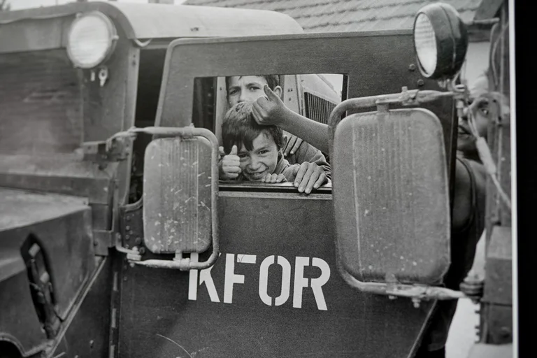 ‘KFOR and Kosovo+25’ dokumenton paqen me fotografi