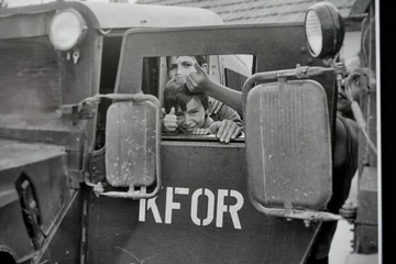 ‘KFOR and Kosovo+25’ dokumenton paqen me fotografi