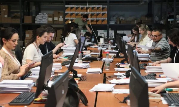 Përfundon vlerësimi i pakove nga votimi me postë, aprovohen mbi 82 mijë, refuzohen afro 3 mijë