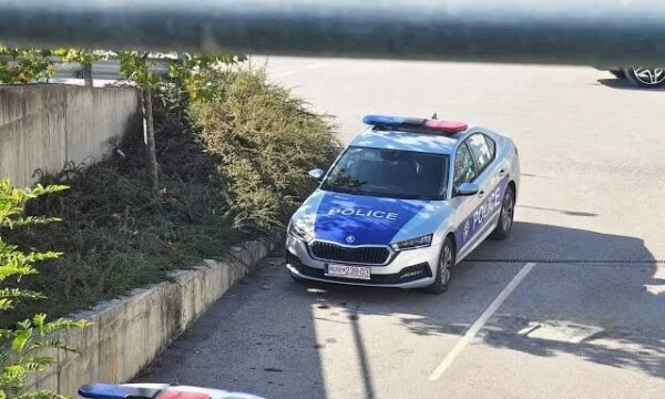 Mitrovica est attaqué par trois personnes et volé son argent, la police arrête une personne, le libère après l'entretien.