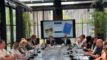 AGK veröffentlicht drei Medienberichte im Kosovo: 69 Angriffe auf Journalisten im Jahr 2025 und verstärkte Hassrede