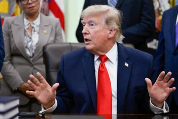 Trump: Die Hormuz Straße “ist teilweise geöffnet” und wird vollständig geöffnet Freitag