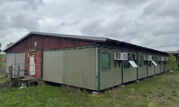 KFOR überträgt Container nach Brnica, verbessert Bedingungen für junge Fußballer