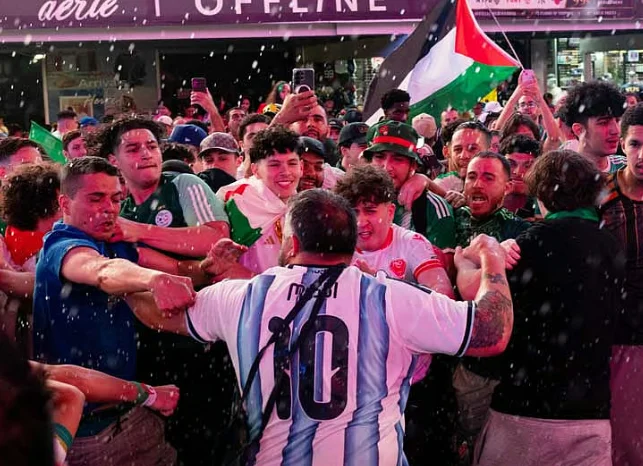 Kampf zwischen Argentinien und Algerien Fans vor dem Weltspiel