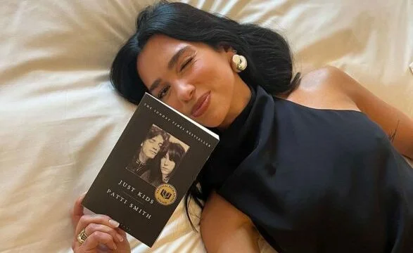 Ich will, dass Lipa durch Bücher atmet und ihre fünf Lieblingstitel preisgibt.