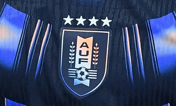 Warum hat Uruguay vier Sterne auf dem Fan, obwohl es nur zwei Weltsieger hat?