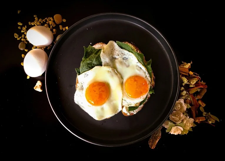 Nuevo estudio revela cómo los huevos afectan el colesterol