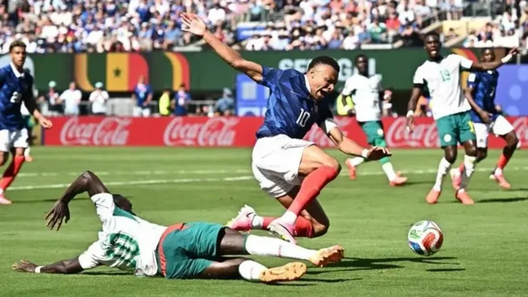 Vendimi i VAR-it në ndeshjen Francë - Senegal që i habiti gjyqtarët më të mirë në botë