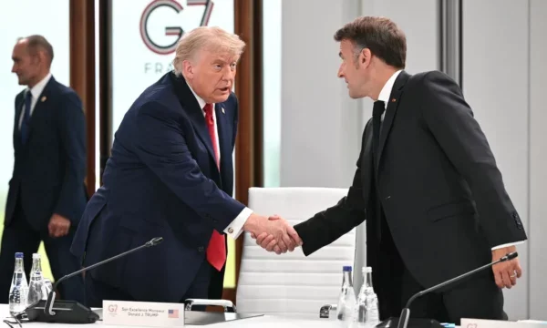 Trump passa un'ora in ritardo alla sessione del G7 mattina e barzellette: sono il capo.