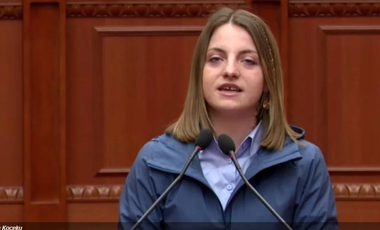 Deputetja Marjana Koçeku me mesazh të ashpër  Nëse familjes time i preket edhe një qime floku  nuk e lë pa iu shkatërruar