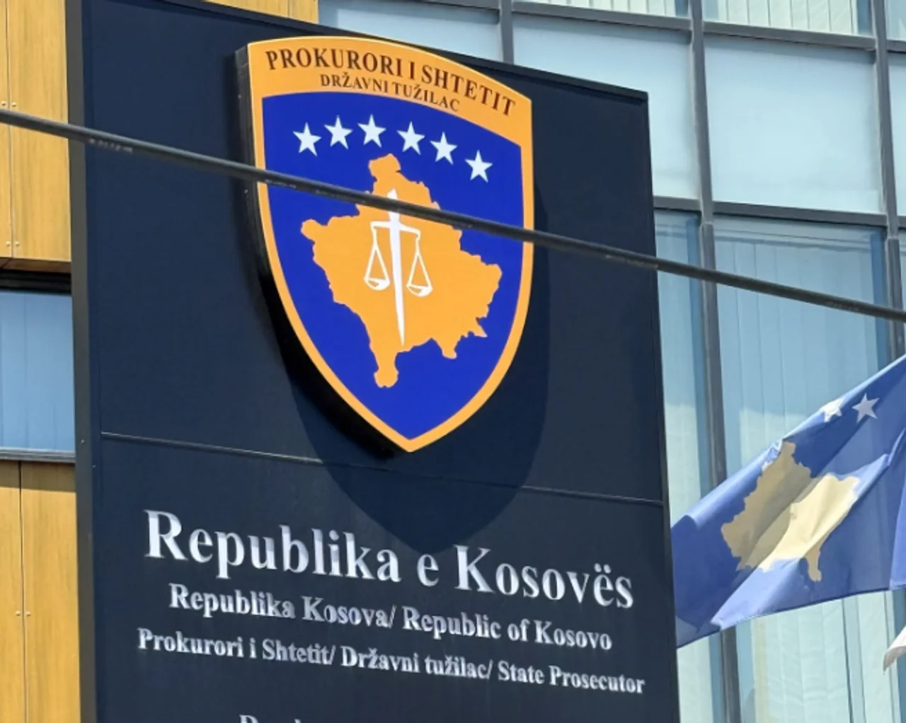 Keqpërdorën detyrën zyrtare  arrestohen tre noterë