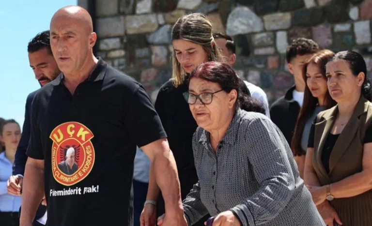 Ramush Haradinaj main dans la main avec la mère Ruka rendent hommage à la tombe de son père