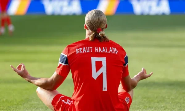 That's what you knew: That's why Hawaii has “Brawt” written on its Norwegian fan.