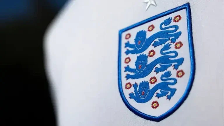 Les détails et les symboles cachés dans le manteau d'Angleterre, y compris pourquoi il y a trois lions