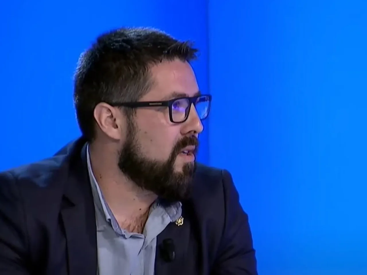 Dardan Krasniqi shpërthen ndaj Elvis Hoxhës  Zuzar  ke nda familje shqiptare duke prek në moral