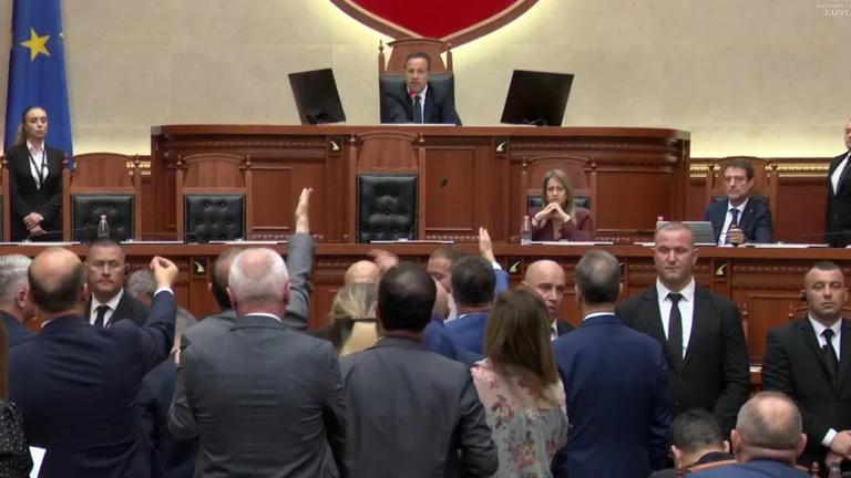 L'opposition bloque le folklore, deux fois les auditions après les tensions au Parlement albanais