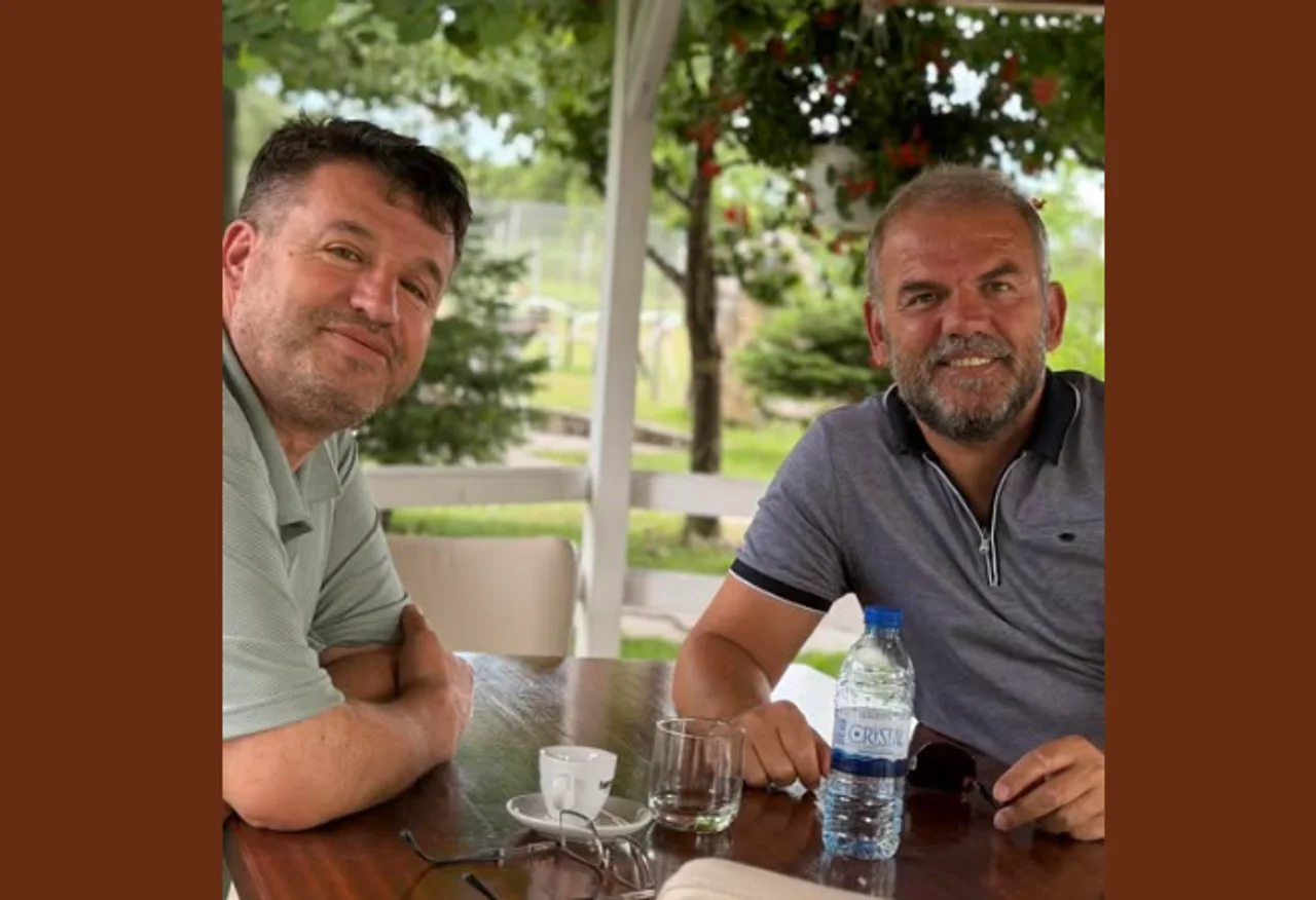 Biznesmeni Rrustem Rukolli në shoqëri me djalin e komandantit legjendar në Prekaz
