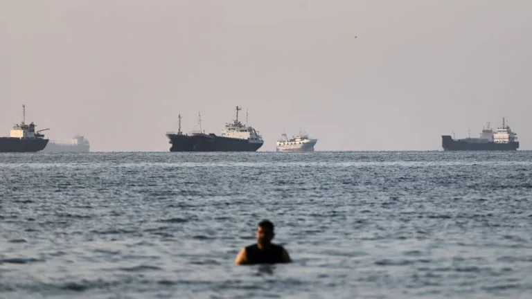 Der US-Iran-Deal. Der Seeverkehr beginnt bei Hormuz, vorbei an den ersten drei Supertankern mit saudischer Flagge