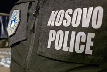 Der Verfassungsankläger in Pristina hat in Zusammenarbeit mit der Kosovo-Polizei, der Kosovo-Agentur für Geheimdienste (AKI) und der Direktion für Menschenhandel in der Untersuchung von Suchtstoffen an zwei Orten - in Pristina und im Dorf Babush Ferizaj - eine breite Polizeiaktion nach mehreren Monaten durchgeführt.