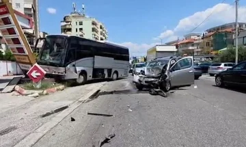 Ein Unfall in Elbasan, ein Bus mit Kindern stürzt in ein Auto und landet in einer Tankstelle
