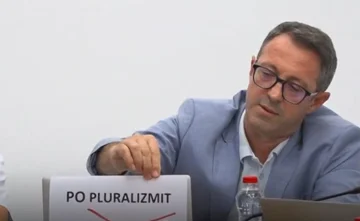Albulen Haxhius Ehemann lässt seinen Cousin klingen wie: Mozama tut dem alten Mann leid, der ihn zurückgelassen hat, rette dich ein wenig