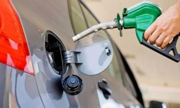 Oil prices drop by 2 cents, down to 1 euro and 43 cents per litre