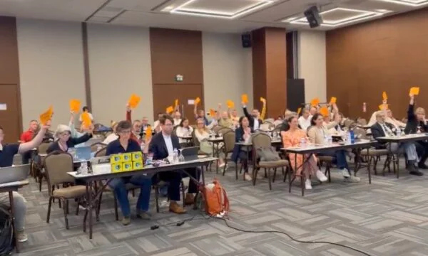 Der Antrag der AGK gegen Sätze von KPM wird auf dem Kongress der Europäischen Föderation genehmigt