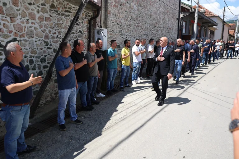Haradinaj, à Gjakova et à Unik, présente ses condoléances aux familles Salihu et Shehu
