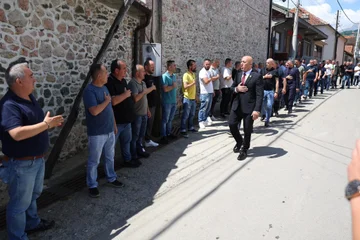Haradinaj, à Gjakova et à Unik, présente ses condoléances aux familles Salihu et Shehu