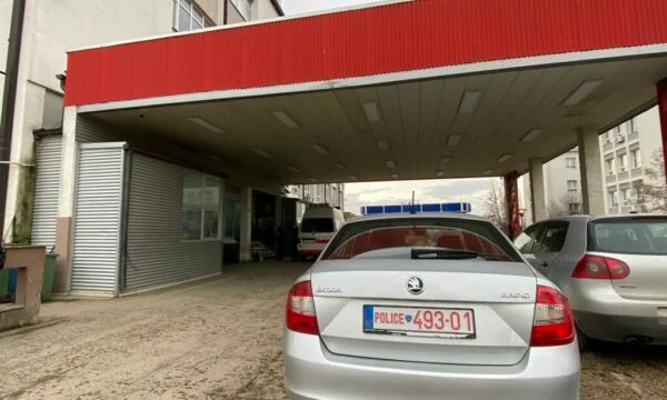 Eine Person auf dem Pristina-Platz wird KKUK von der Polizei erstochen