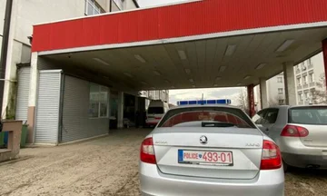 Una persona in Piazza Pristina è accoltellata a KKUK fornito dalla polizia