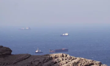 Tehran blocks Hormuz, US rejects: Sea traffic follows normally