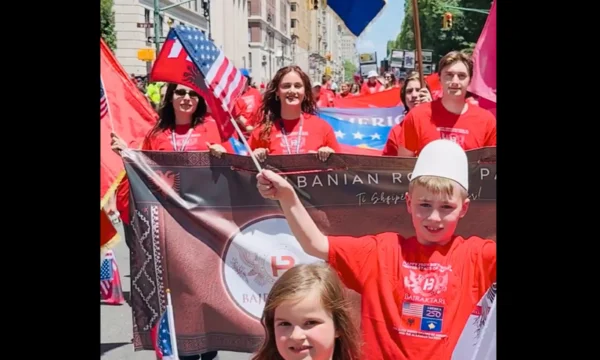 Albanais avec drapeaux du Kosovo, Albanie, danse traditionnelle et chanson dans le deuxième défilé de rue de New York